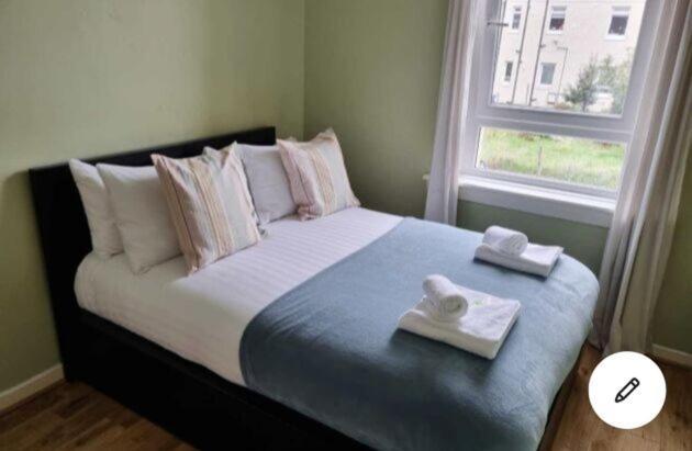 Pass The Keys Cozy Two Bed Flat Near Glasgow Airport & פאיסליי מראה חיצוני תמונה